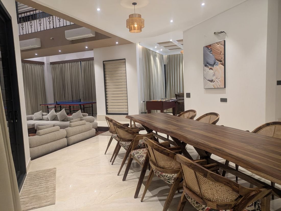The long dining table at Palmwood Hills, seating twelve